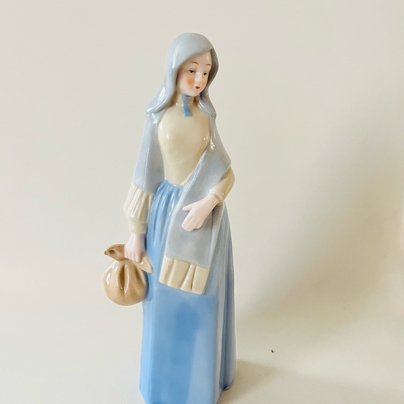 Porcelain Figurine in Blue and Cream - Picture 1 of 12